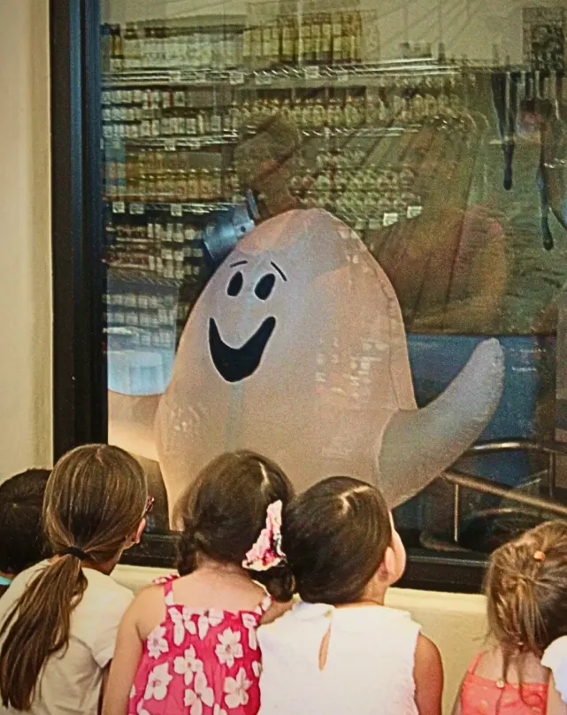 tours-kids-looking-in-window